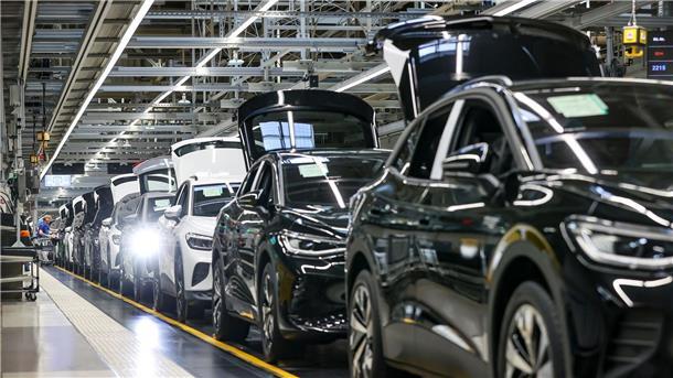 Sorge vor Jobabbau bei VW in Zwickau Verschiedene E-Fahrzeuge laufen im Werk von Volkswagen in Zwickau übers Band - besonders beliebt scheinen sie nicht zu sein.