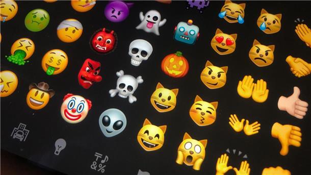 Verschiedene Emojis sind auf einem Tablet zu sehen.