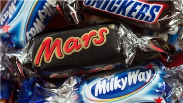 Verschiedene Mars-Schokoriegel liegen bald nicht mehr in den Regalen von Edeka und Rewe. (Archivbild)
