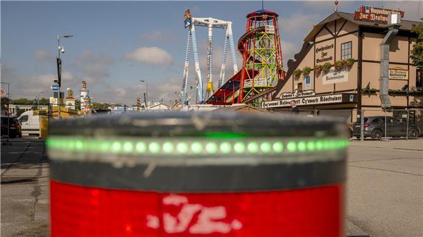 Wiesn startet - Fans reisen nach München Versenkbare Poller sollen die Zufahrten zum Festgelände schützen.