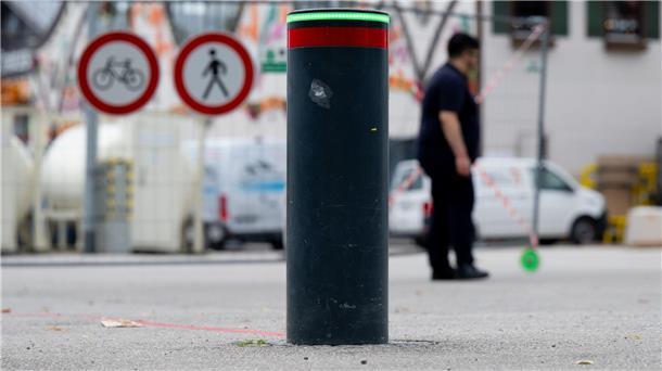 Versenkbare Poller sollen verhindern, dass Fahrzeuge auf das Gelände rasen. (Archivbild)   