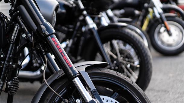 Motorräder , vorn eines mit dem roten Schriftzug Bandidos. Verstärkte Polizeipräsenz: Die Eröffnung eines Bandidos-Clubhauses am Sonnabend in Altenwalde sorgt für Kontrollen im gesamten Stadtgebiet.