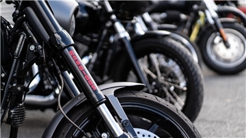 Motorräder , vorn eines mit dem roten Schriftzug Bandidos. Verstärkte Polizeipräsenz: Die Eröffnung eines Bandidos-Clubhauses am Sonnabend in Altenwalde sorgt für Kontrollen im gesamten Stadtgebiet.