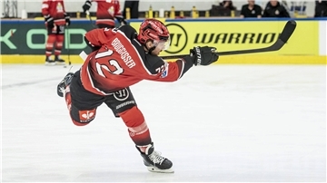 Ein Eishockey-Spieler führt einen Schlagschuss aus. Verteidiger Phillip Bruggisser fehlte den Fischtown Pinguins aus Bremerhaven zuletzt.