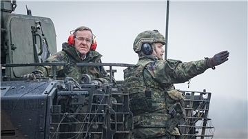 Verteidigungsminister Boris Pistorius (l) auf dem Truppenübungsplatz Altengrabow in einem Puma-Schützenpanzer.