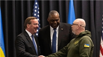 Verteidigungsminister Boris Pistorius (l) mit seinem ukrainischen Kollegen Olexij Resnikow (r) und dem amerikanischen Verteidigungsminister Lloyd Austin auf der Ukraine-Konferenz in Ramstein