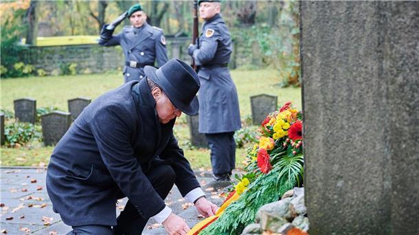 Volkstrauertag: Prinzessin Victoria betont Völkerrecht Verteidigungsminister Boris Pistorius richtet einen Kranz auf dem Jüdischen Friedhof Weißensee. Am Volkstrauertag wird jedes Jahr der Opfer von Krieg und Gewaltherrschaft gedacht.