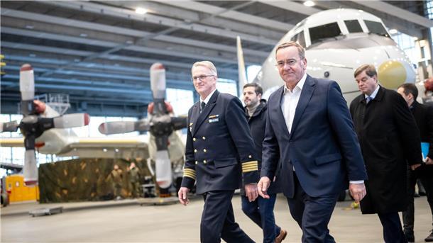 400 Millionen Euro für die Marineflieger in Nordholz Verteidigungsminister Boris Pistorius (SPD) beim Rundgang durch eine Flugzeughalle auf dem Stützpunkt der Nordholzer Marineflieger. An seiner Seite der Kommandeur des Marinefliegerkommandos, Kapitän zur See Broder Nielsen (links).