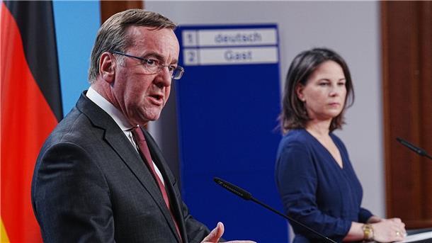 Bundeswehr evakuiert Hunderte Menschen aus dem Sudan Verteidigungsminister Boris Pistorius und Außenministerin Annalena Baerbock geben ein Pressestatement im Auswärtigen Amt in Berlin zu den Evakuierungen im Sudan.