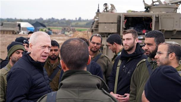 Bericht: Israel geht auf einige Hamas-Forderungen ein Verteidigungsminister Joav Galant (l)bricht nach Angaben seines Ministeriums heute nach Washington auf.