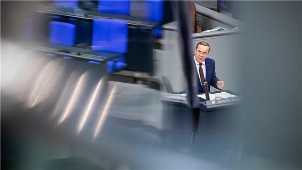 Bilder des Tages Verteidigungsminister Pistorius spricht im Bundestag bei der Debatte zum Wehrdienst-Modernisierungsgesetz.