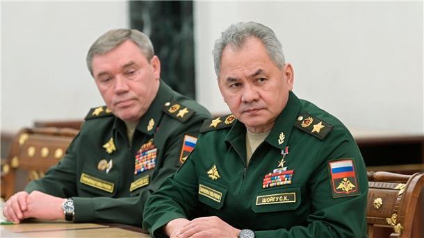 Russland wechselt Kommandeur erneut aus Verteidigungsminister Sergej Schoigu (r.) mit dem neuen Kommandeur Waleri Gerassimow.