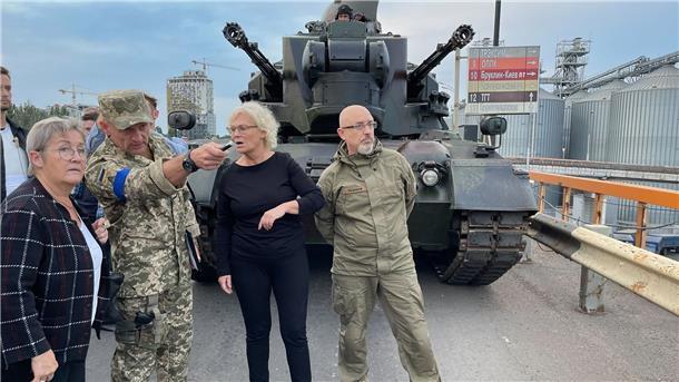 „Neue Ära“: Ukraine hat nun Flugabwehrsystem Iris-T Verteidigungsministerin Christine Lambrecht mit ihrem ukrainischen Amtskollegen Olexij Resnikow (r) in Odessa.