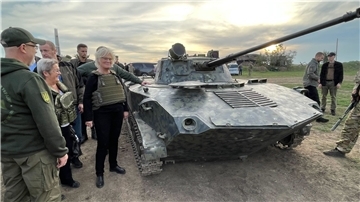Verteidigungsministerin Christine Lambrecht (SPD, 3.v.l) besichtigt mit ihrem ukrainischen Amtskollegen Olexij Resnikow (l) eine Verteidigungsstellung außerhalb von Odessa und lässt sich einen von den Russen erbeuteten Panzer zeigen.