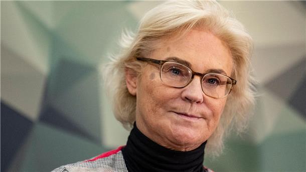 Berichte über einen bevorstehenden Rücktritt von Lambrecht Verteidigungsministerin Christine Lambrecht (SPD) spricht im Verteidigungsministerium bei einem Statement zu Ausrüstungsfragen der Bundeswehr.