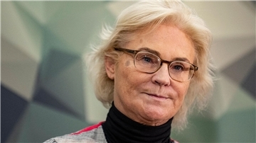 Verteidigungsministerin Christine Lambrecht (SPD) spricht im Verteidigungsministerium bei einem Statement zu Ausrüstungsfragen der Bundeswehr.