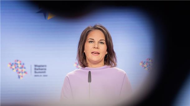 Baerbock und Lambrecht fordern mehr Geld für Ukraine-Hilfe Verteidigungsministerin Christine Lambrecht (SPD) und Außenministerin Annalena Baerbock (Grüne) fordern mehr Geld für die militärische Unterstützung der Ukraine.