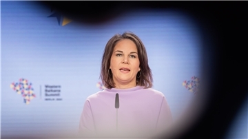 Verteidigungsministerin Christine Lambrecht (SPD) und Außenministerin Annalena Baerbock (Grüne) fordern mehr Geld für die militärische Unterstützung der Ukraine.