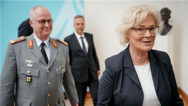 Lambrecht will am Schützenpanzer Puma festhalten Verteidigungsministerin Christine Lambrecht traf sich in Berlin mit Generalinspekteur Eberhard Zorn (l) sowie den Chefs von Krauss-Maffei Wegmann und Rheinmetall, um die Zukunft des Schützenpanzers Puma zu erörtern.