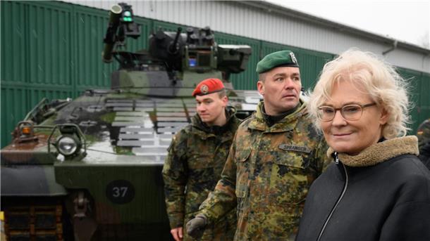 Lambrecht: Schützenpanzer für Kiew nicht aus aktivem Bestand Verteidigungsministerin Christine Lambrecht und Oberstleutnant Thomas Spranger (M) vor einem Schützenpanzer Marder in der Erzgebirgskaserne in Marienberg.