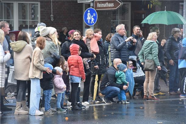Vertreiben lassen sich die Zuschauer nicht, auch wenn der ein oder andere völlig...