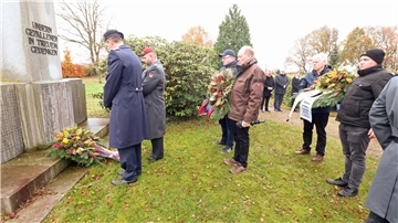 Vertreter der Bundeswehr, des Landkreises Cuxhaven und der Ortsvereine legten auf der Gedenkveranstaltung am Ehrenmal Kränze nieder.