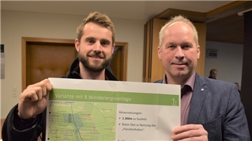 Vertreter der Investoren für den angestrebten Windpark Schweieraußendeich: Kevin Schüler (Projektleiter der Firma WPD Windmanager GmbH & Co.KG, Bremen, links) und Hergen Eilers (Geschäftsführer JWE Jade Wind Energie GmbH & Co.KG, Varel).