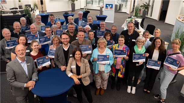 Vereine aus der Wesermarsch erhalten Förderscheck von der Volksbank Gruppenfoto in einer Volksbank-Filiale.
