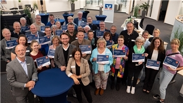Gruppenfoto in einer Volksbank-Filiale.