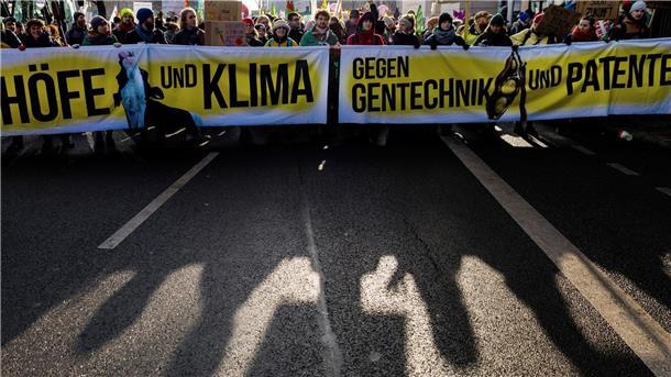 Vertreter des Bündnisses „Wir haben es satt!“ übergaben eine Protestnote mit dem Titel „Ungerechtigkeit und Hunger stoppen - bäuerliche Rechte weltweit stärken“ an Agrarminister Cem Özdemir.