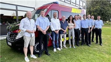 Vertreter von Verwaltung, Politik und Feuerwehr freuen sich über das nun offiziell übergebene Mannschaftstransportfahrzeug (MTF) der Ortsfeuerwehr Iselersheim.