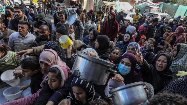 UN-Palästinenserhilfswerk massiv unter Druck Vertriebene Palästinenser warten in Rafah, im Süden des Gazastreifens, auf Lebensmittel, die von palästinensischen Freiwilligen verteilt werden.