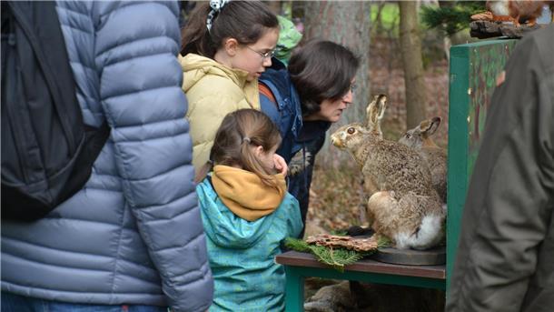 1.000 zu Besuch bei Hanni Hase in Ostereistedt Verwandte von Hanni Hase: Die Jägerschaft Bremervörde war mit dem Naturmobil nach Ostereistedt gekommen.