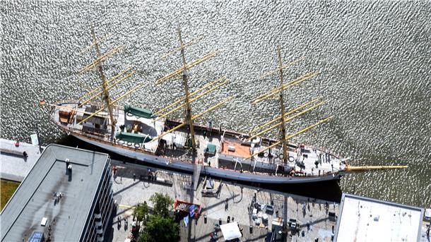 Verwickelt in Widersprüchen um die Baugenehmigung für die „Schulschiff Deutschland“: Der Oberbürgermeister war von der Notwendigkeit überrascht, während der Magistratssprecher von üblicher Routine spricht.