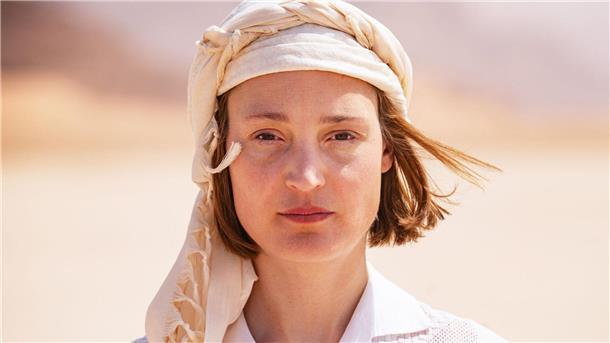 Von Trottas Biopic über Ingeborg Bachmann Vicky Krieps als Ingeborg Bachmann in einer Szene des Films „Ingeborg Bachmann - Reise in die Wüste“.