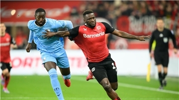 Victor Boniface (r.) von Bayer 04 Leverkusen. (Archiv)