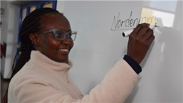 Victoria Wanjiru Maina aus Eldoret in Kenia lernt gerade hautnah das deutsche Schulsystem kennen. Noch bis zum 1. Dezember ist sie Gast an der Oberschule 1.