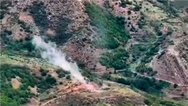 Armenien bereitet Aufnahme von Landsleuten aus Karabach vor
Videostandbild des aserbaidschanischen Verteidigungsministeriums: Rauch steigt über einem Gebiet auf, in dem sich nach aserbaidschanischen Angaben Stellungen der armenischen Streitkräfte befinden.