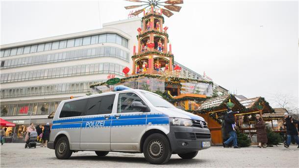 Polizeigewerkschaft: Videoüberwachung auf Weihnachtsmärkten „Videoüberwachung auf Weihnachtsmärkten ist ein hilfreiches Mittel, das intensiv unter dem Einsatz bester Technik genutzt werden sollte“, sagt der GdP-Vorsitzende Jochen Kopelke.