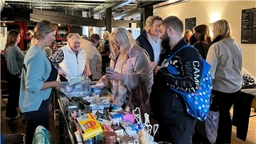 Bild von Menschen, die an einem Flohmarkttisch stöbern