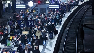 Viel los am Hamburger Hauptbahnhof nach Ende des Warnstreiks. Für das restliche Wochenende müssen sich Fahrgäste auf volle Züge einstellen.