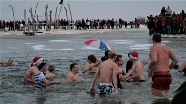 Viel mehr Erfrischung geht nicht. Für viele Butjenter wird das neue Jahr wieder mit einem Bad in der Nordseelagune beginnen.