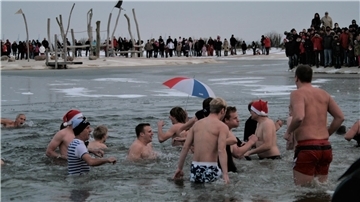 Viel mehr Erfrischung geht nicht. Für viele Butjenter wird das neue Jahr wieder mit einem Bad in der Nordseelagune beginnen.