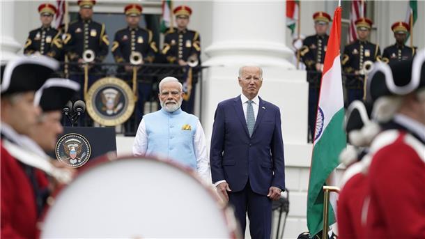 Umstrittener Staatsbesuch: Biden empfängt Modi mit Pomp Viel Pomp: Indiens Premier Modi (l) und US-Präsident Biden während der Ankunftszeremonie.