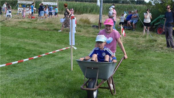 Bild von Kindern beim Schubkarren-Laufen