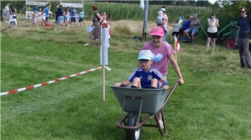 Bild von Kindern beim Schubkarren-Laufen