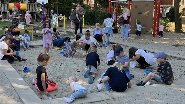 400 Besucher beim Fest der Nordenhamer Willehad-Gemeinde Viel Spaß hatte der Nachwuchs bei der Schatzsuche im Sandkasten des Kindergartens.