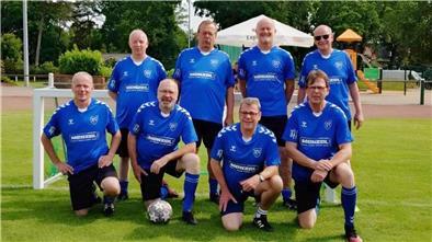 (stehend von links) Stefan Baum, Michael Haaken, Dirk Templin, Uwe Scholz sowie (kniend von links) Stefan Blohm, Udo Lienemann, Christian Such und Karsten Funke