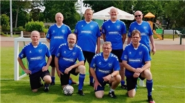 (stehend von links) Stefan Baum, Michael Haaken, Dirk Templin, Uwe Scholz sowie (kniend von links) Stefan Blohm, Udo Lienemann, Christian Such und Karsten Funke