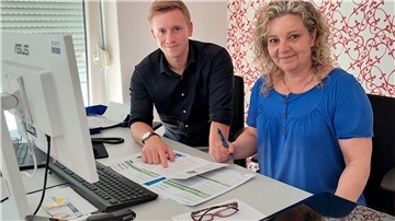 Viel zu tun: Brian Ottowitz, Leiter der Stabsstelle Zensus beim Landkreis, und Mitarbeiterin Sabine Heinrich, sichten den Eingang der Angaben aus der Bevölkerung.